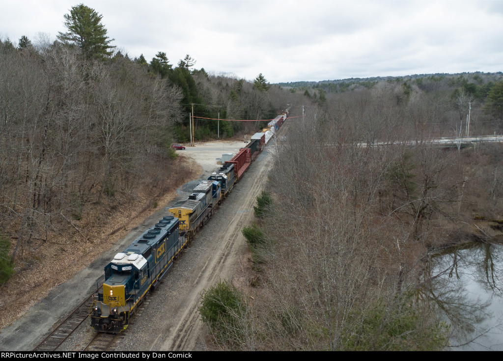 CSXT 8009 Leads L070 at Gray